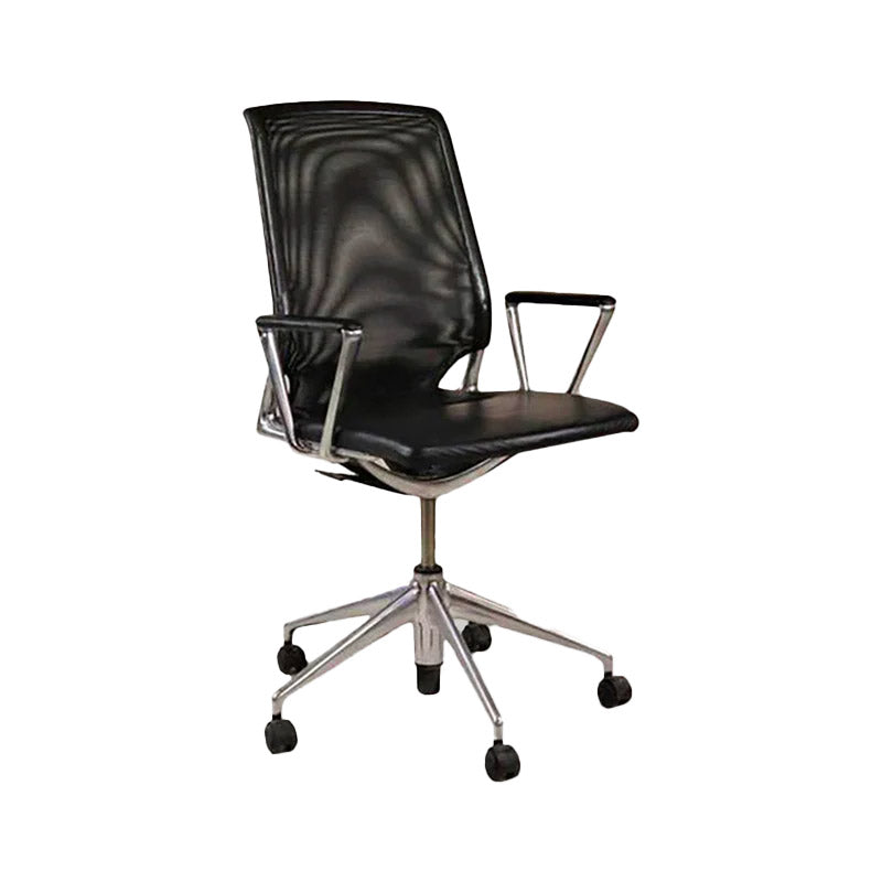 <tc>Vitra</tc>: Sedia da ufficio Meda con struttura in alluminio, schienale in rete e braccioli neri - Ricondizionata