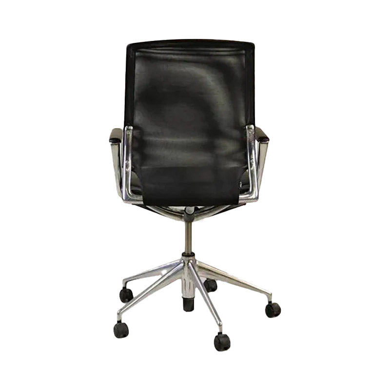 <tc>Vitra</tc>: Sedia da ufficio Meda con struttura in alluminio, schienale in rete e braccioli neri - Ricondizionata