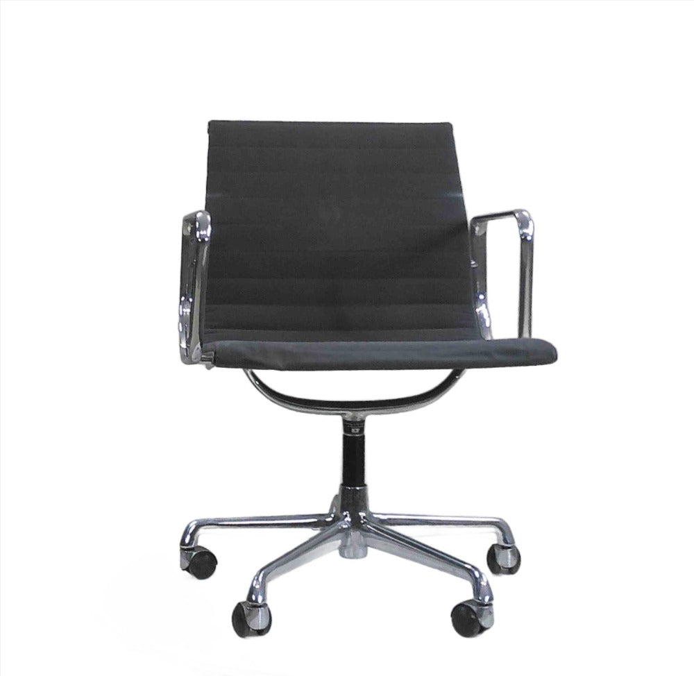 <tc>Vitra</tc>: <tc>Eames</tc> Sedia da riunione EA 108 - Ricondizionata