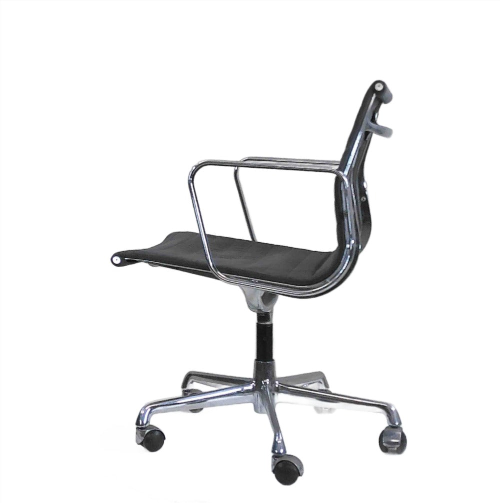 <tc>Vitra</tc>: <tc>Eames</tc> Sedia da riunione EA 108 - Ricondizionata