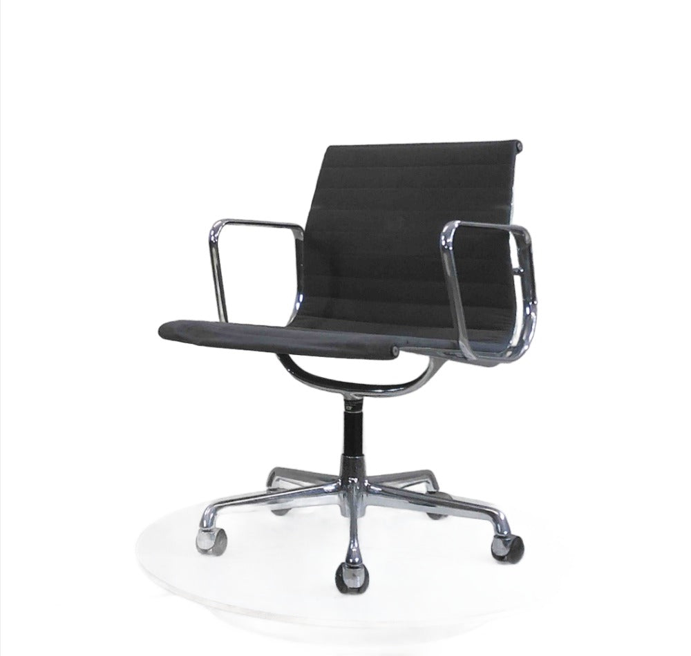 <tc>Vitra</tc>: <tc>Eames</tc> Sedia da riunione EA 108 - Ricondizionata