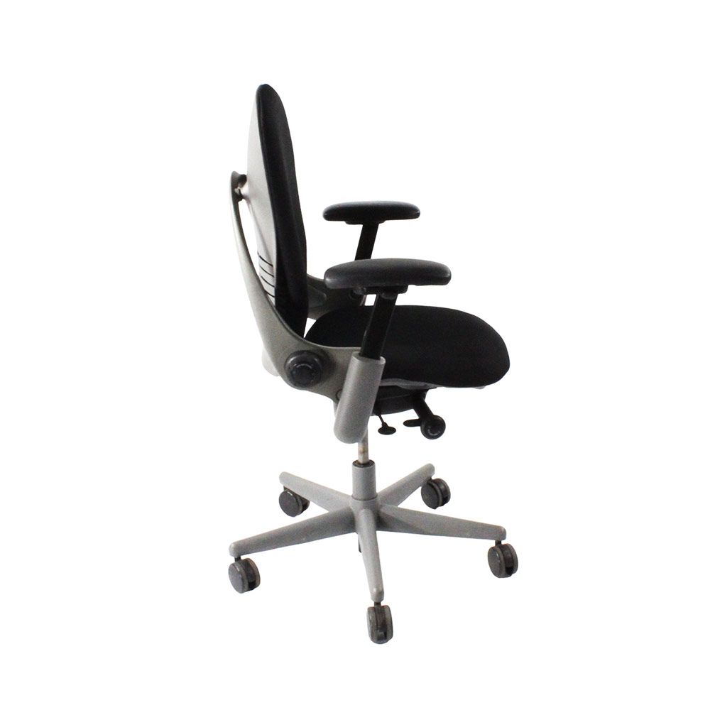 <tc>Steelcase</tc>: <tc>Leap V1</tc> Sedia da ufficio - Struttura grigia/pelle nera - Ricondizionata
