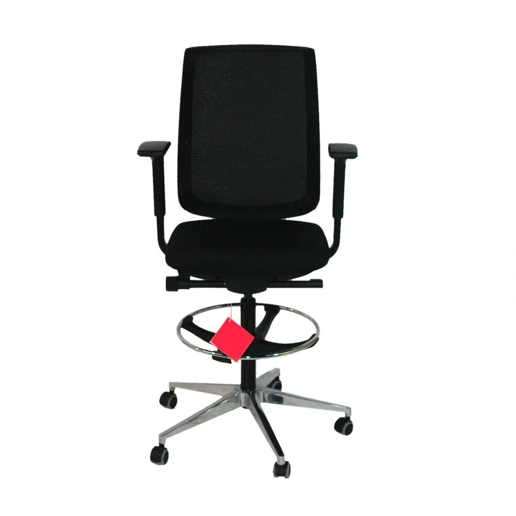 <tc>Steelcase</tc>: Sedia da disegnatore Air Draughtman con base in alluminio lucidato - Ricondizionata