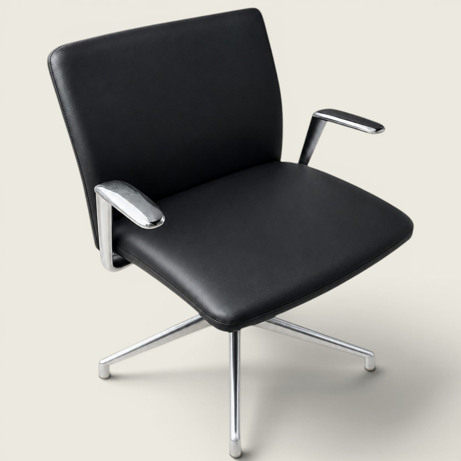 <tc>Boss Design</tc>Sedia da riunione Tokyo in pelle nera - Ricondizionata