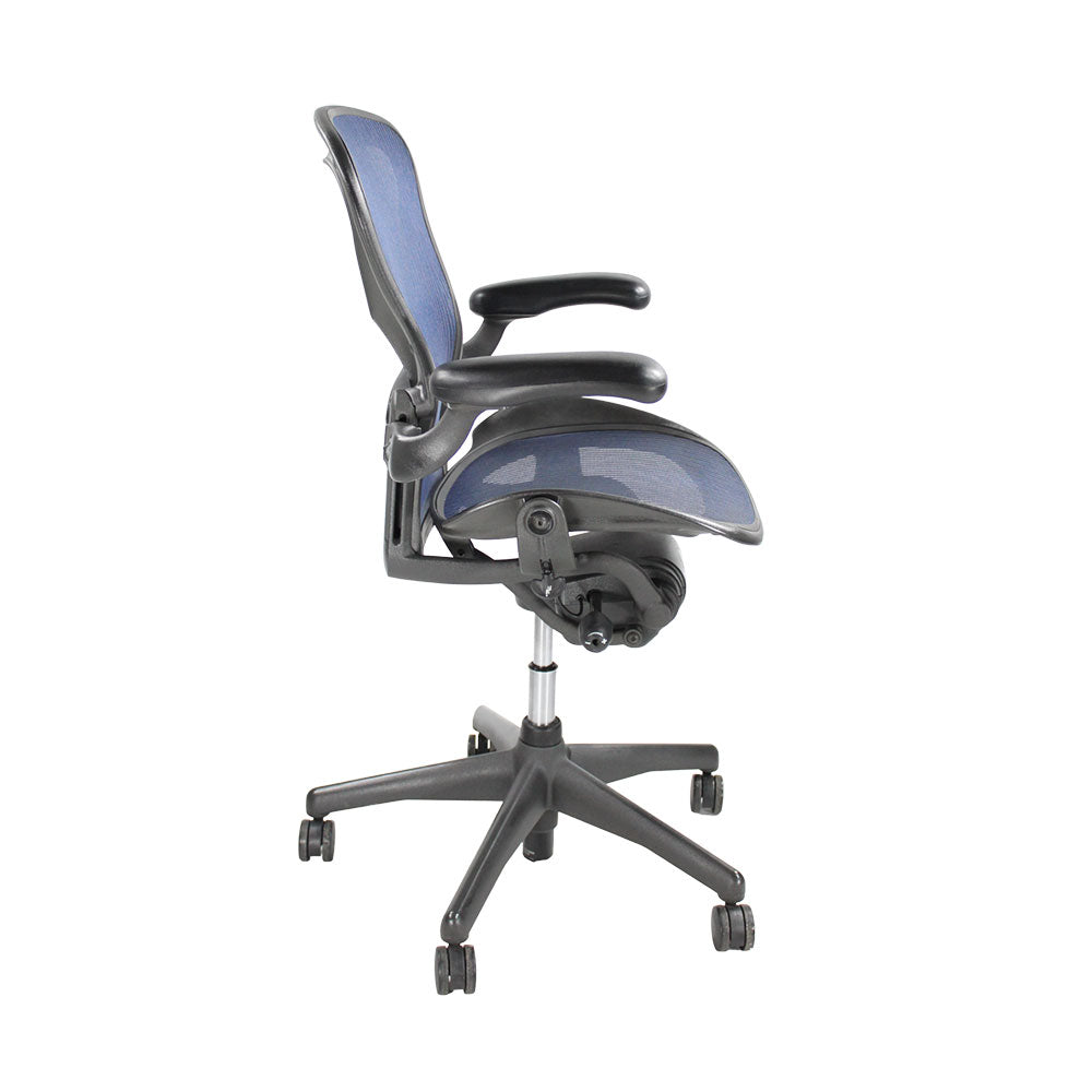 Herman Miller: Aeron taglia C con inclinazione posteriore solo in rete blu scuro - Ricondizionato