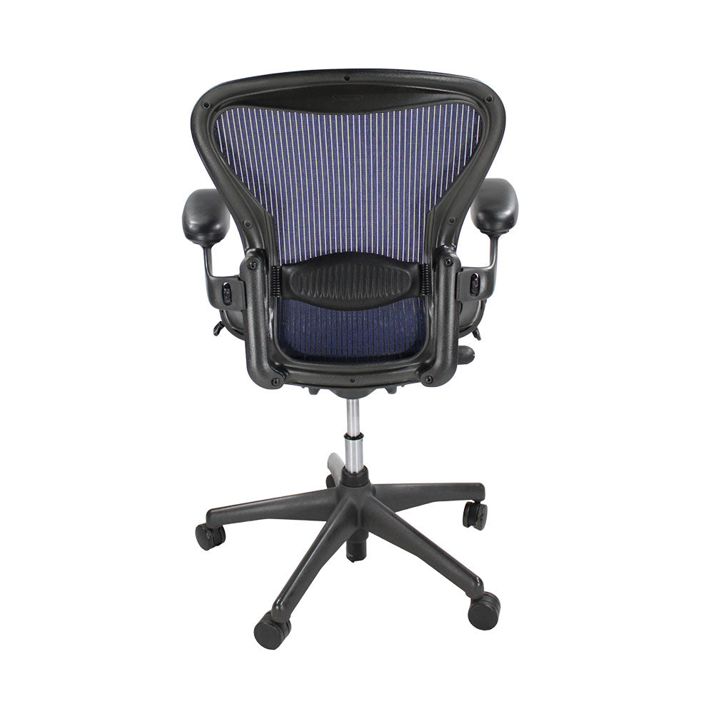 Herman Miller: Aeron taglia C con inclinazione posteriore solo in rete blu scuro - Ricondizionato