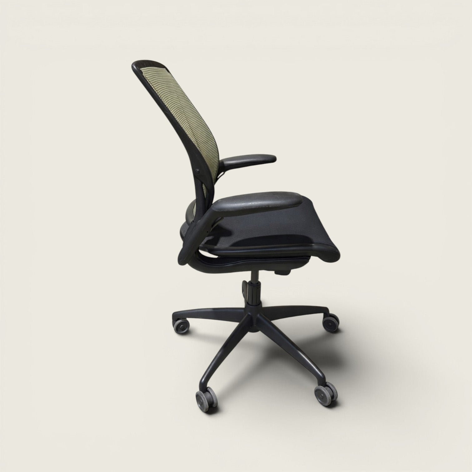 <tc>Humanscale</tc>: <tc>Diffrient World</tc> Sedia da ufficio in rete verde - Ricondizionata
