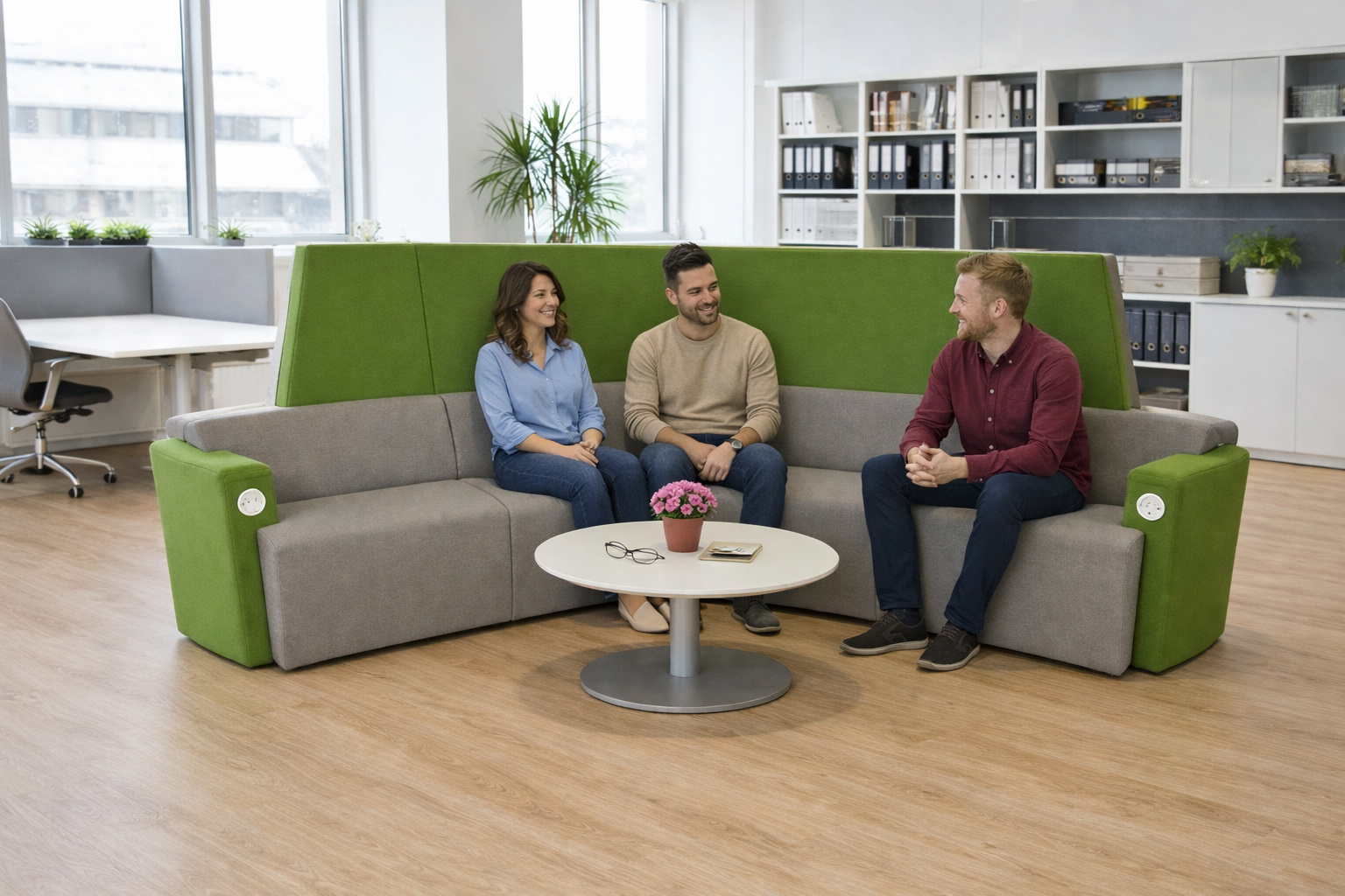 Orangebox: posti a sedere con schienale alto a 120 gradi grigio e verde scuro lontano dalla scrivania (AFTD) - Ristrutturato