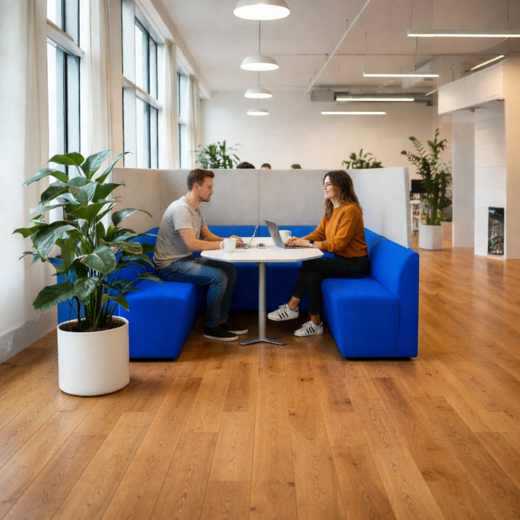 Orangebox: cabina chiusa con schienale alto grigio chiaro e blu brillante Away From The Desk (AFTD) - Ristrutturata