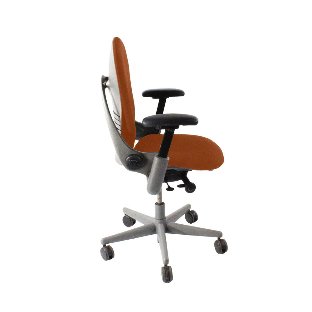 Steelcase: sedia da ufficio Leap V1 - struttura grigia/pelle marrone chiaro - rinnovata