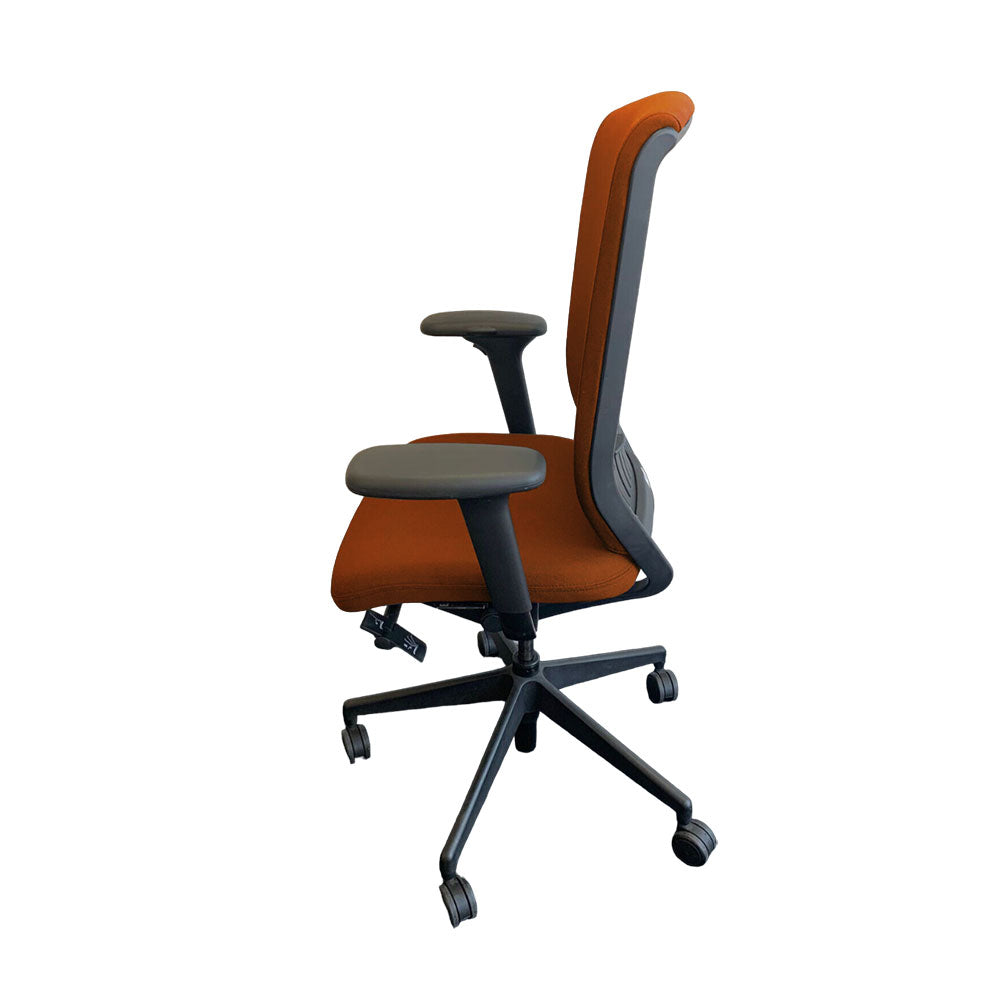 Senatore: sedia Evolve con schienale alto e braccioli regolabili in altezza in pelle marrone chiaro - Ristrutturata