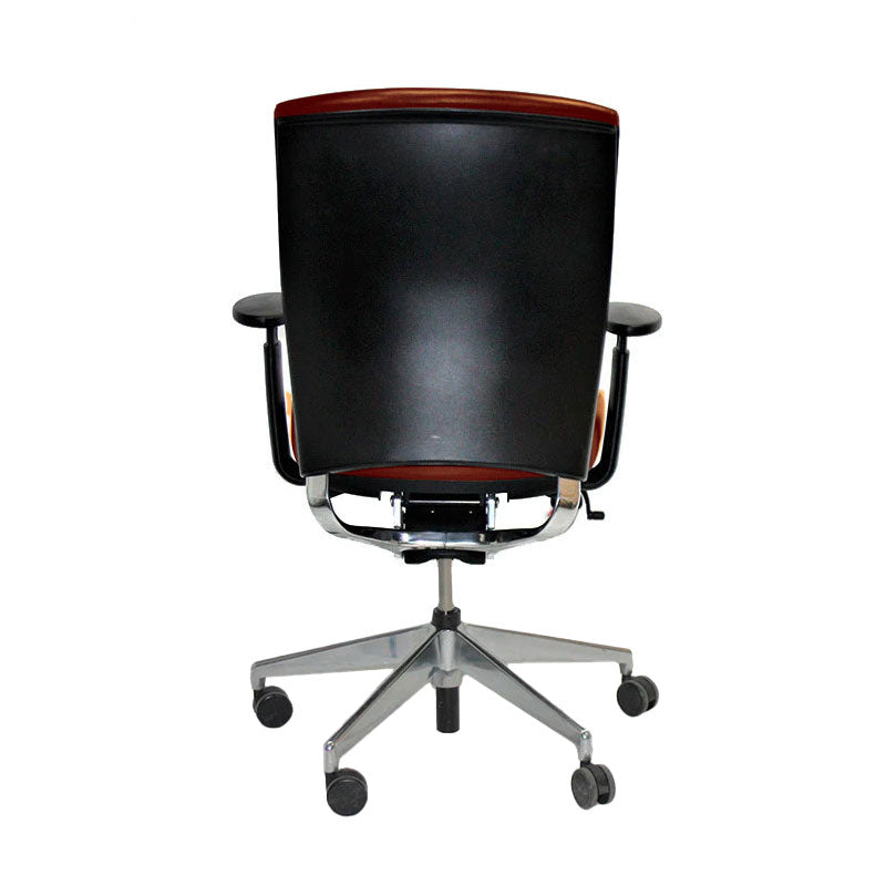 Senatore: sedia da ufficio Enigma S21 con struttura in alluminio in pelle marrone chiaro - rinnovata