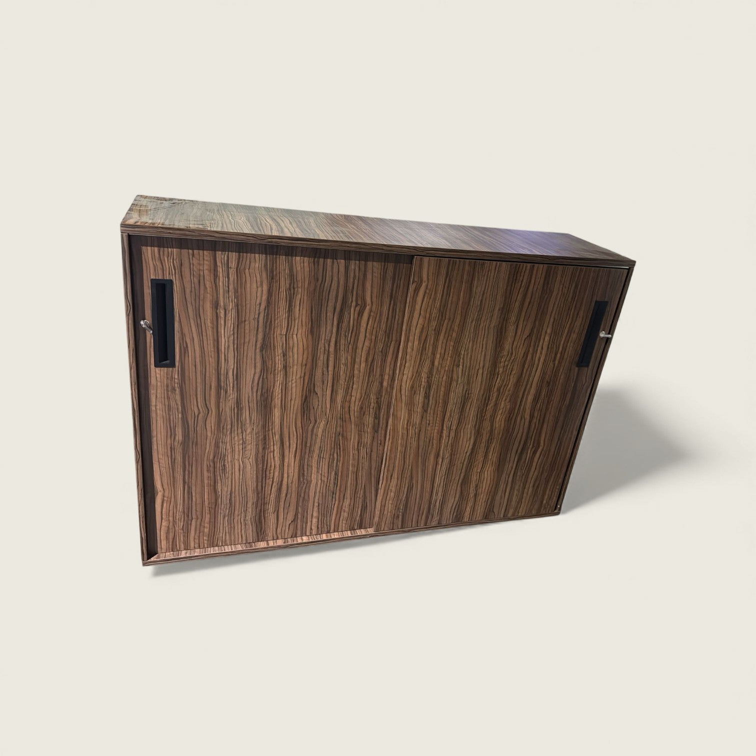 <tc>Senator</tc>: Credenza marrone scuro - Ristrutturata