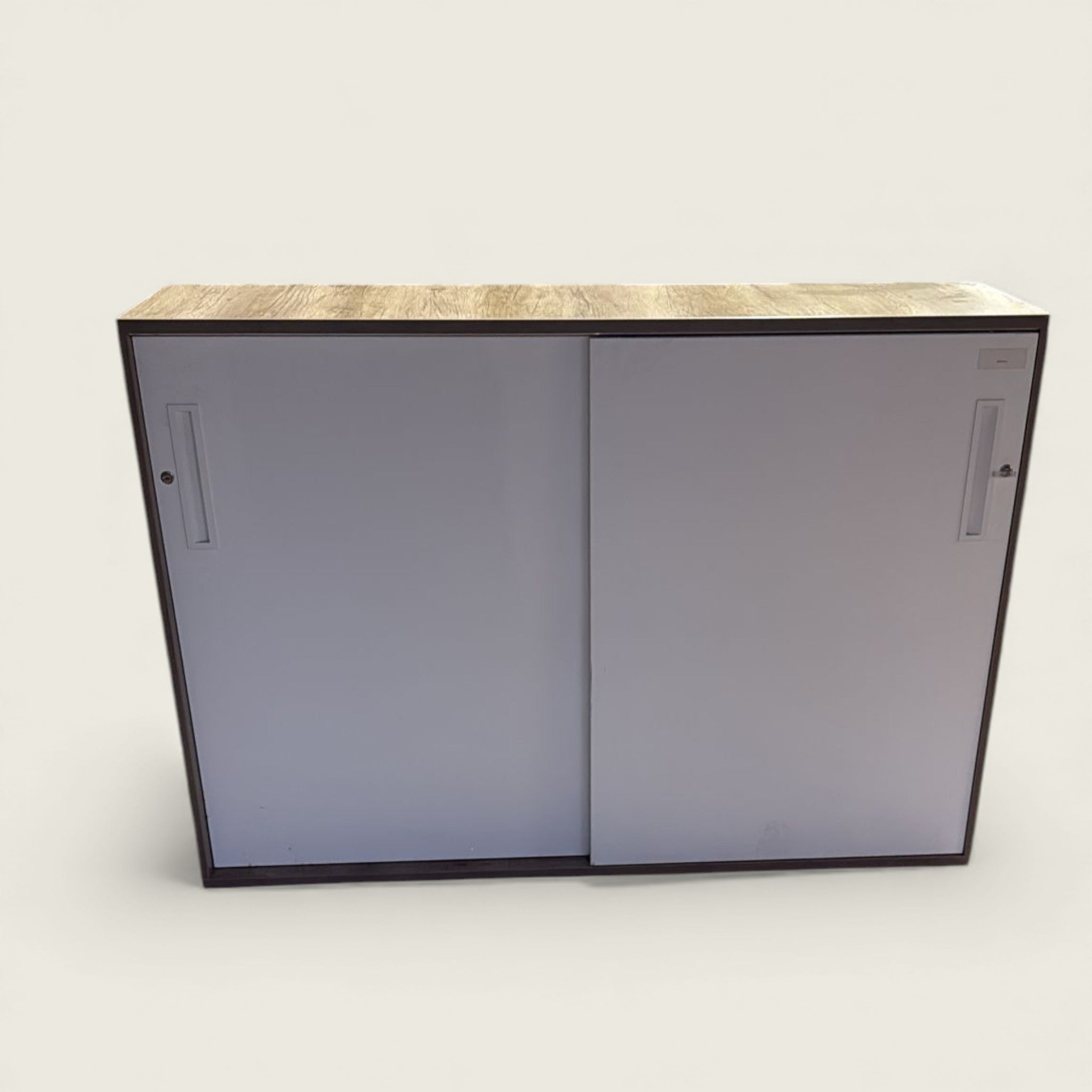 <tc>Senator</tc>: Credenza con frontale bianco - Ristrutturata