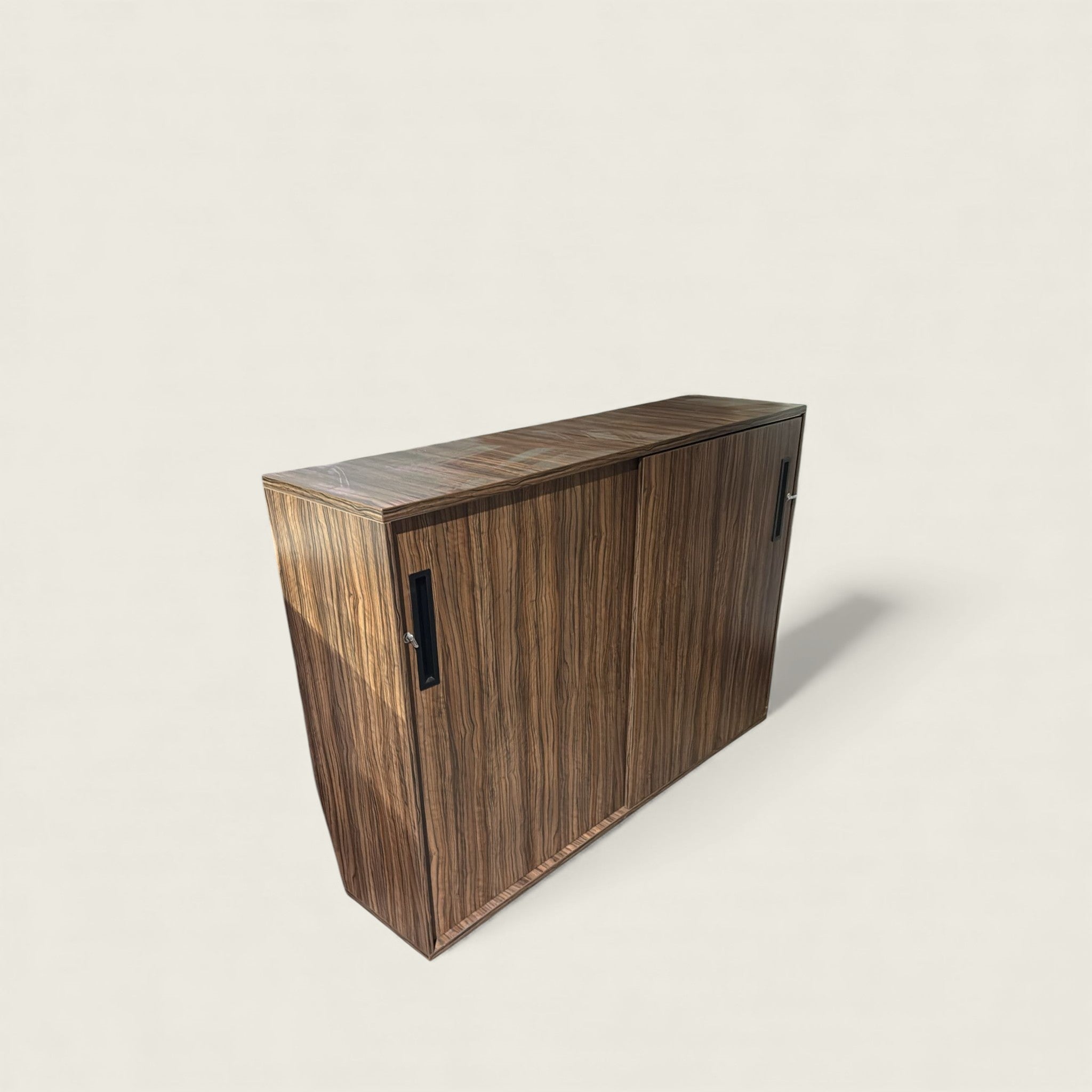 <tc>Senator</tc>: Credenza marrone scuro - Ristrutturata